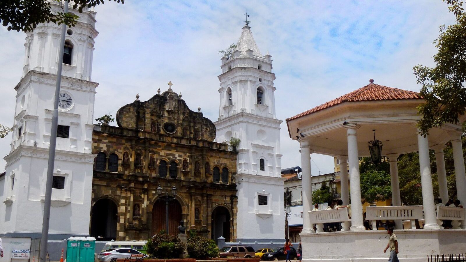 Catedral Metropolitana de Panamá con sus torres blancas en la Plaza de la Independencia