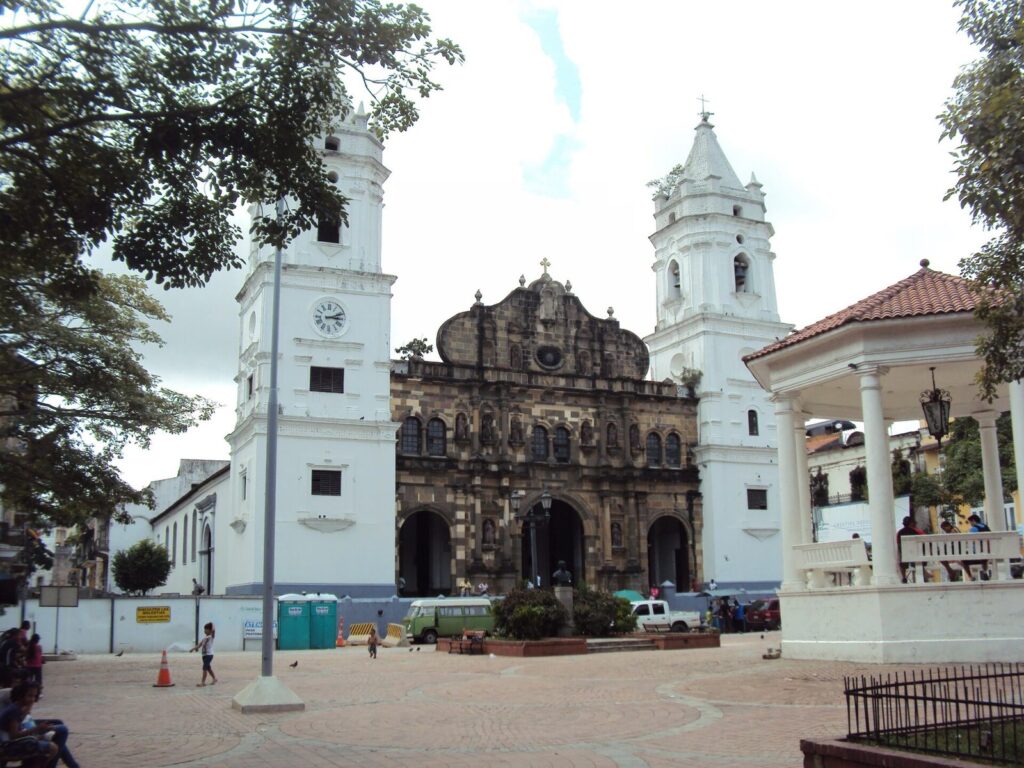 Plaza del Casco Antiguo de Panamá con la fachada de la catedral al fondo