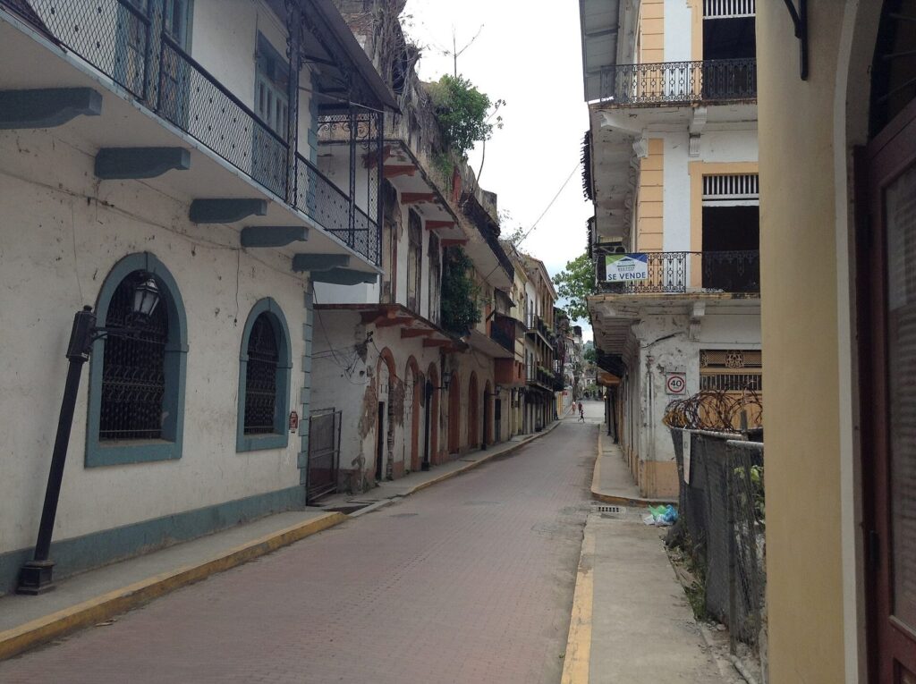 Calle estrecha del Casco Antiguo de Panamá con balcones de madera restaurados