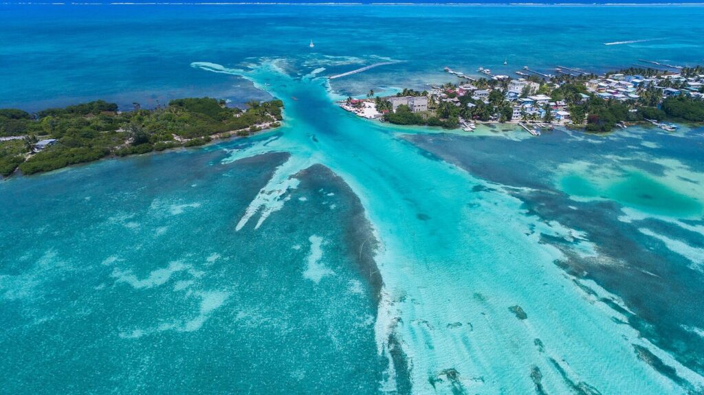 Aguas turquesas junto a Caye Caulker vistas desde el aire