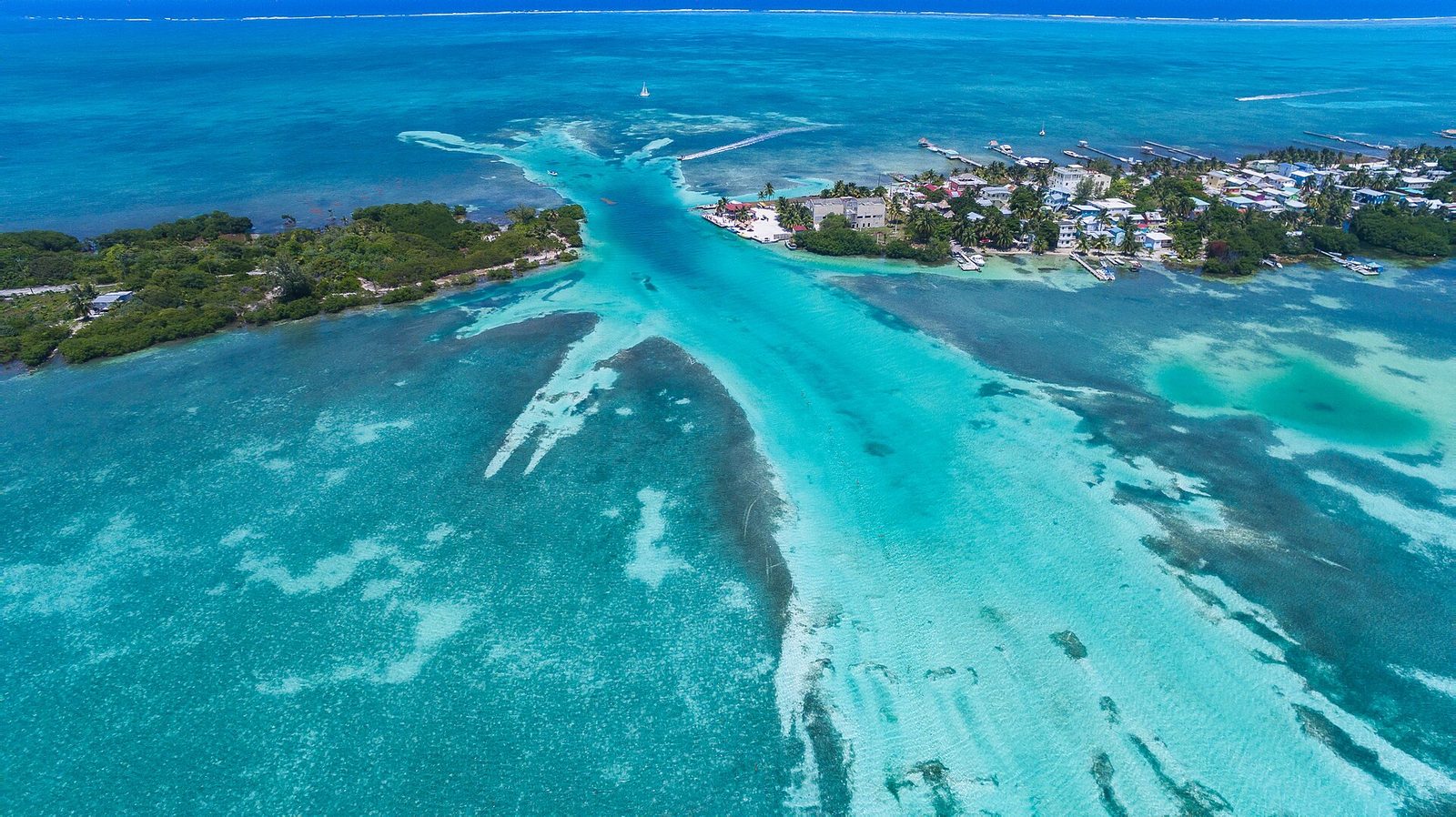 Vista aérea de Caye Caulker con el canal turquesa que parte la isla en dos