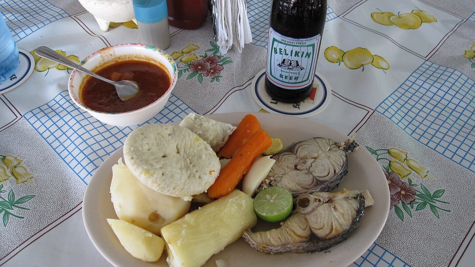 Plato de boil up beliceño con tubérculos, pescado y huevo