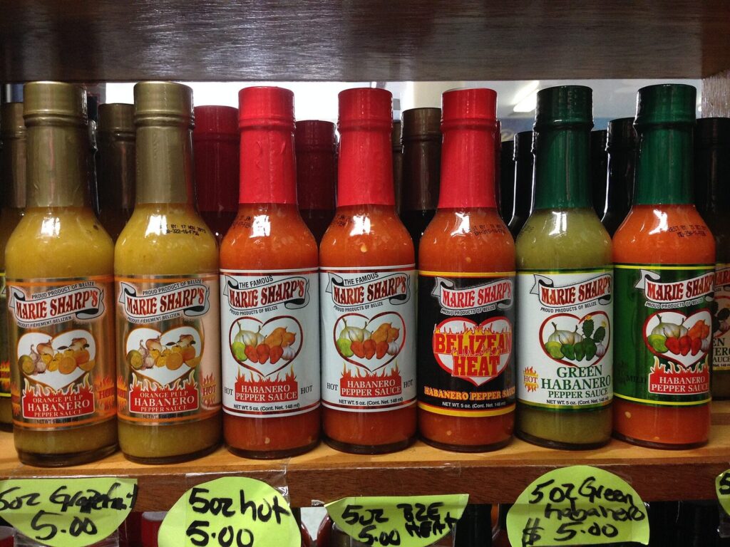 Botellas de salsa picante Marie Sharp's en el estante de una tienda de Belice
