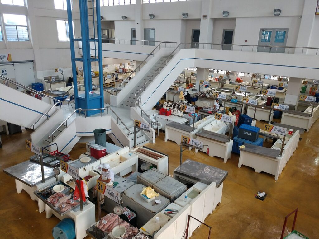 Interior del Mercado de Mariscos de Ciudad de Panamá con sus puestos