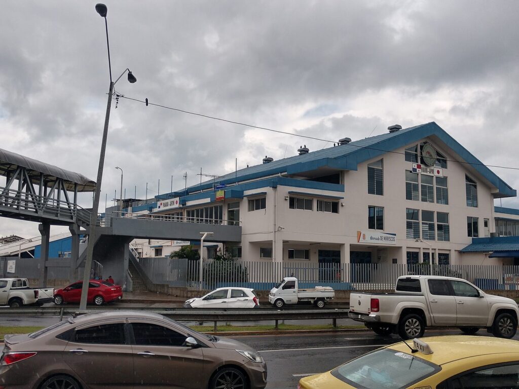Edificio del Mercado de Mariscos de Ciudad de Panamá visto desde la calle