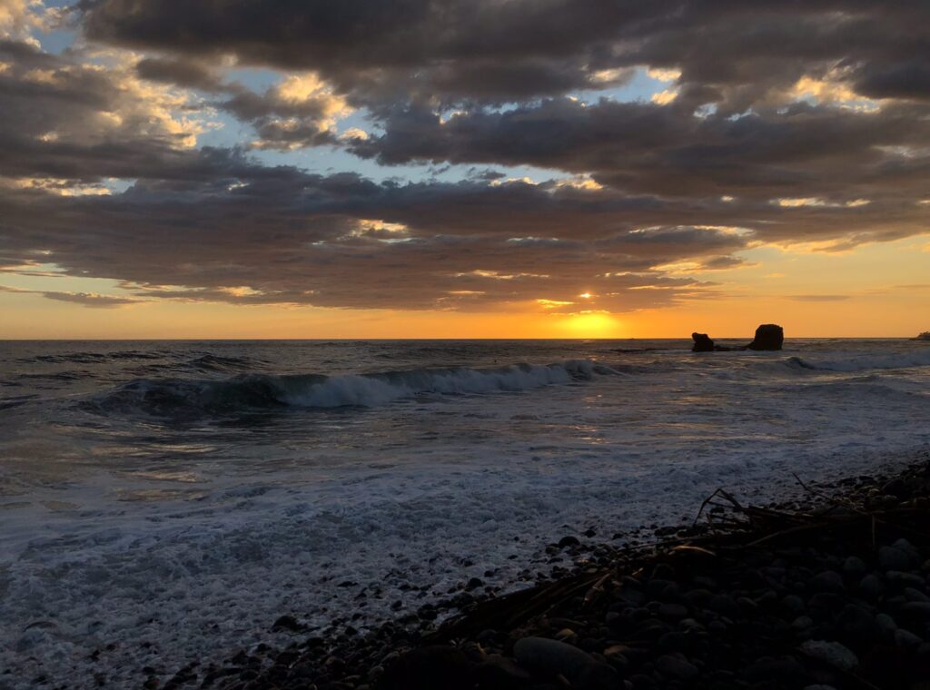 Atardecer con olas rompiendo sobre la playa de El Tunco