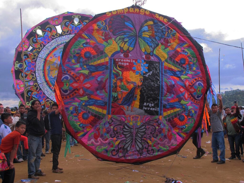 Detalle de un barrilete gigante de papel de seda con motivos tradicionales