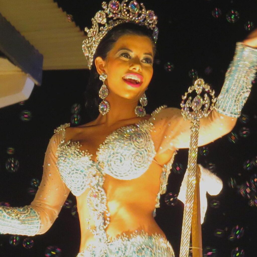 Reina del carnaval de Panamá con traje de lentejuelas y corona