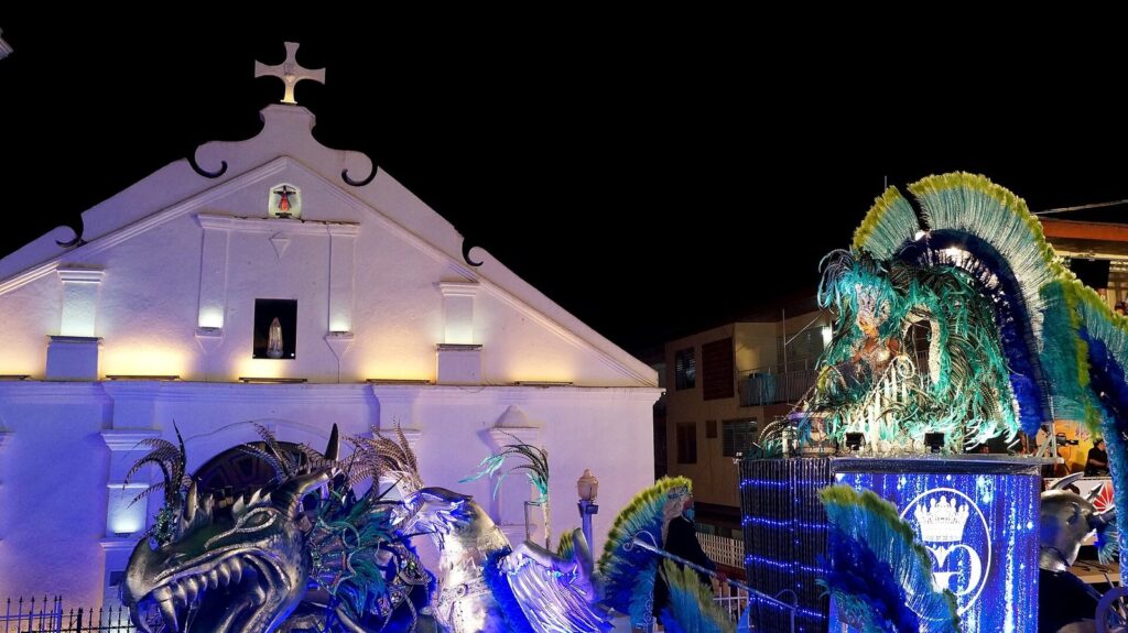 Carroza iluminada del carnaval de Las Tablas frente a la iglesia
