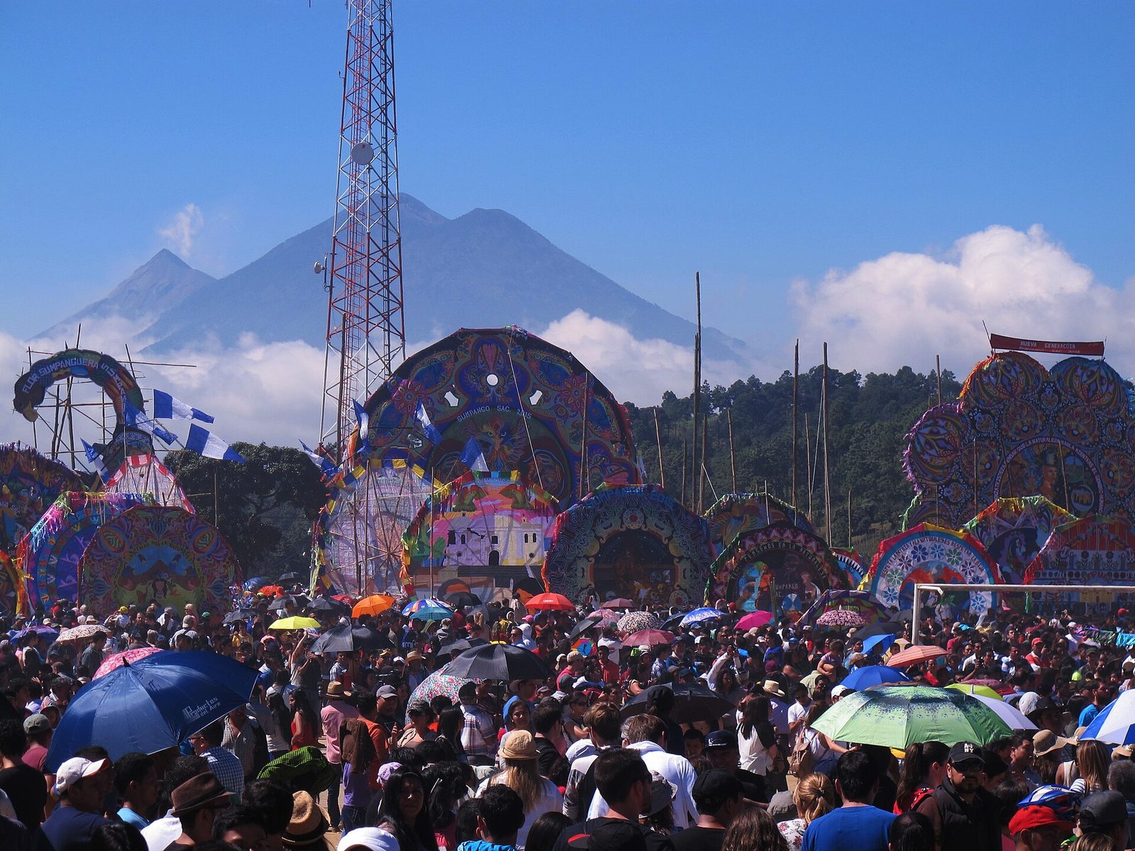 Barriletes gigantes de colores levantados sobre el público en Sumpango, Guatemala