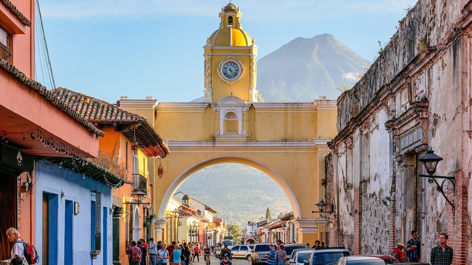 Arco de Santa Catalina de Antigua Guatemala con el volcán de Agua al fondo