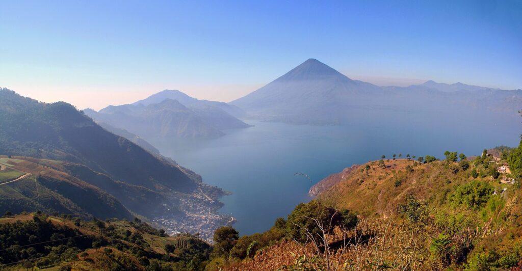 Panorámica del lago Atitlán con sus volcanes al amanecer