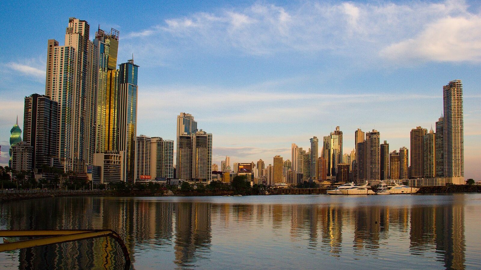Rascacielos de Ciudad de Panamá reflejados en la bahía al atardecer