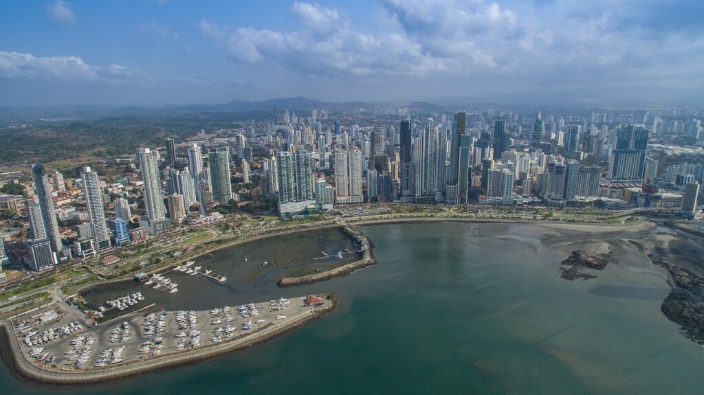 Vista aérea de la costa y los rascacielos de Ciudad de Panamá