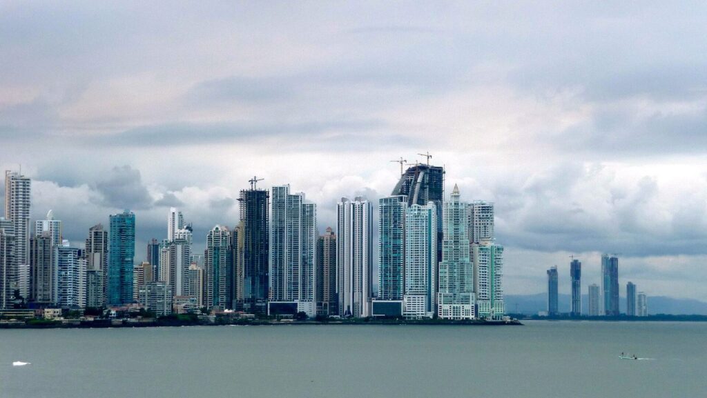 Perfil de los rascacielos de Ciudad de Panamá bajo un cielo nublado
