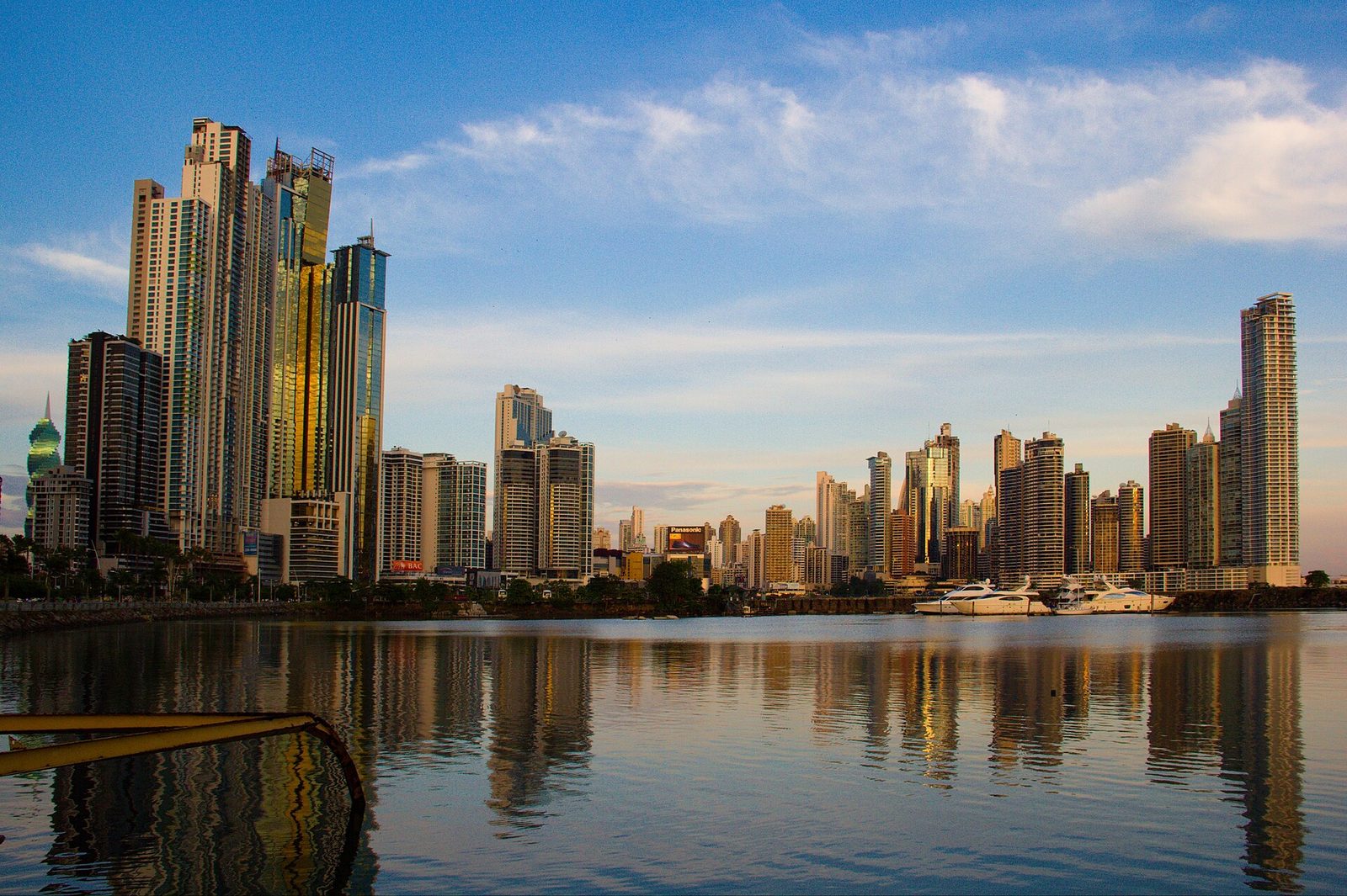 Rascacielos de Ciudad de Panamá reflejados en la bahía al atardecer