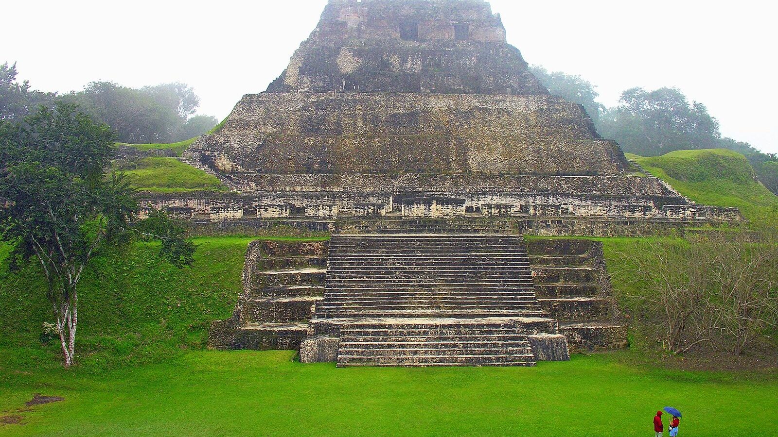 Pirámide El Castillo de Xunantunich alzándose sobre la explanada verde