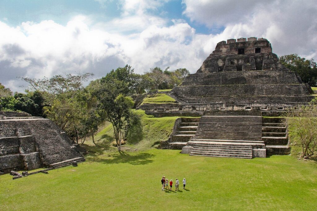 Conjunto arqueológico de Xunantunich con visitantes al pie de la pirámide