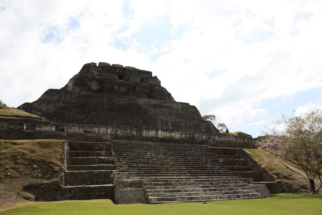 Estructura de piedra de un sitio arqueológico maya de Belice