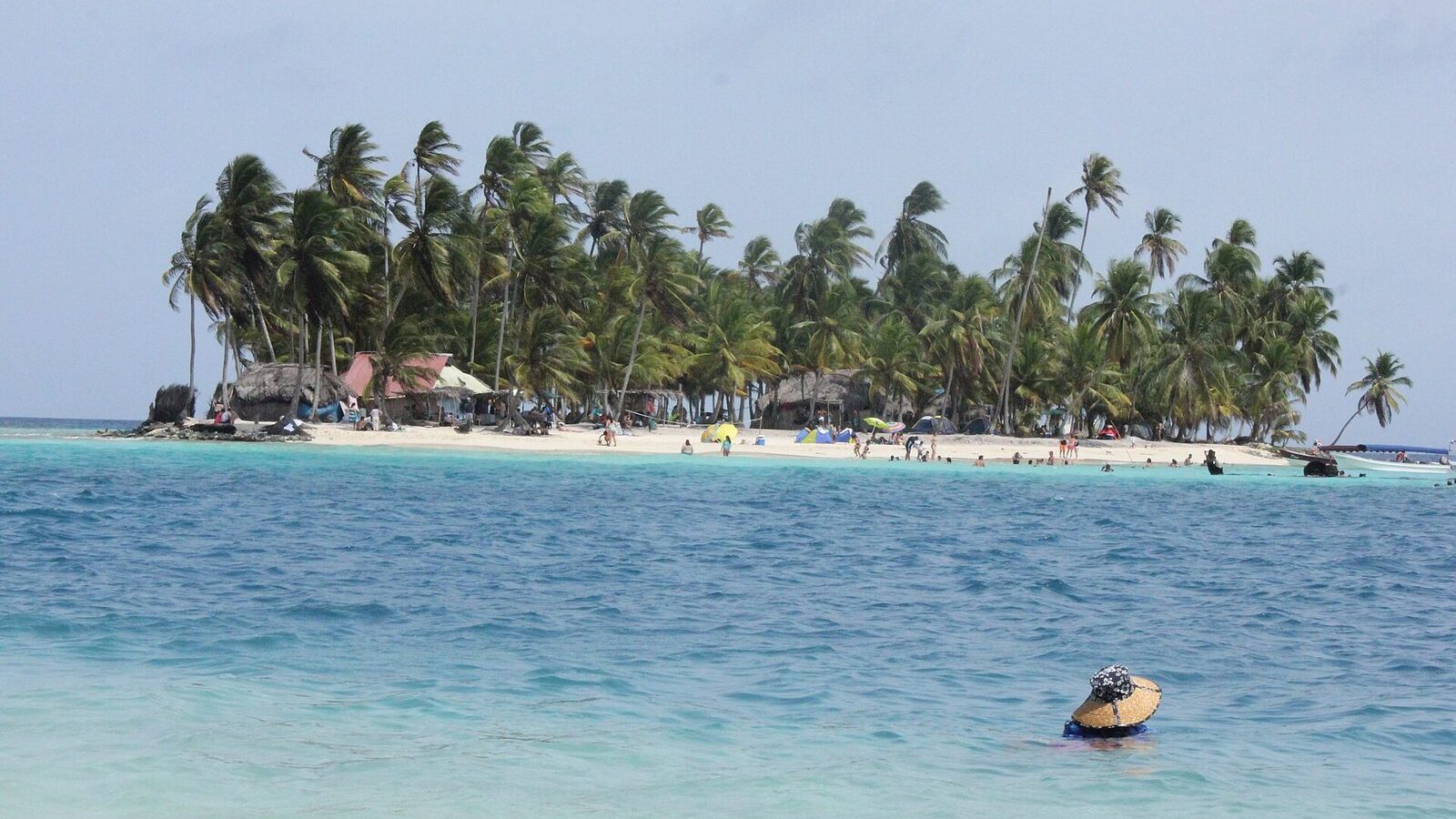 Islote de San Blas cubierto de palmeras rodeado de agua turquesa