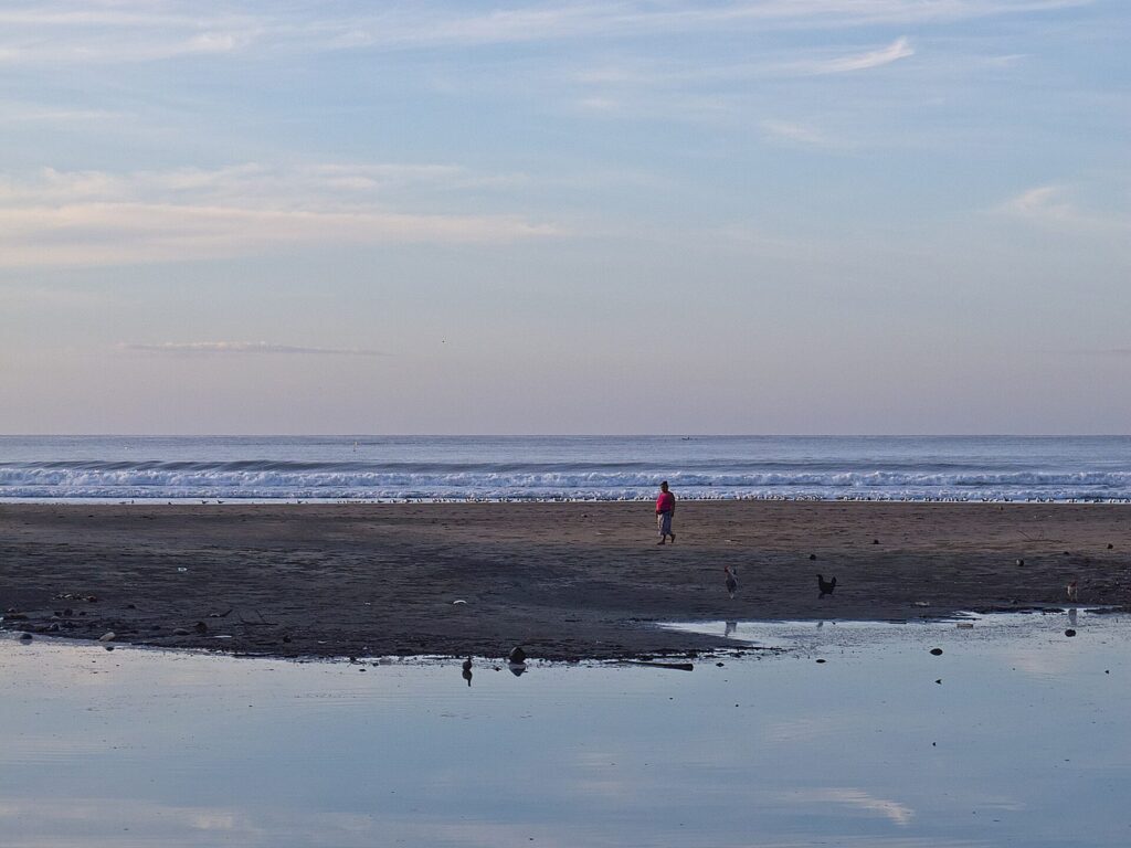 Playa de El Cuco en El Salvador con la marea baja