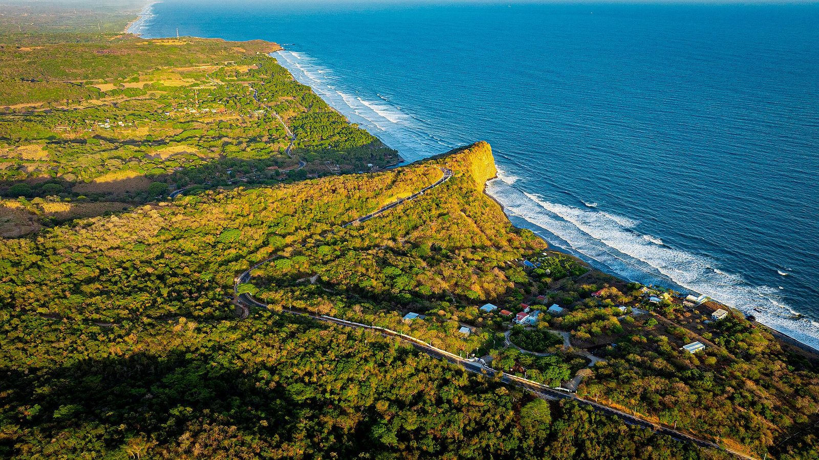 Vista aérea de la costa de Punta Mango en el oriente de El Salvador