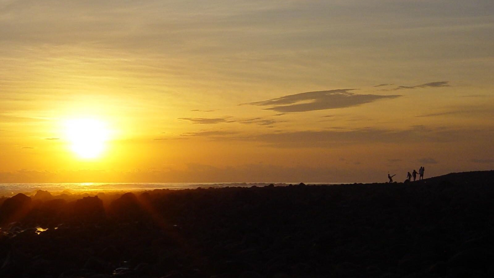 Atardecer sobre la costa del Pacífico de El Salvador