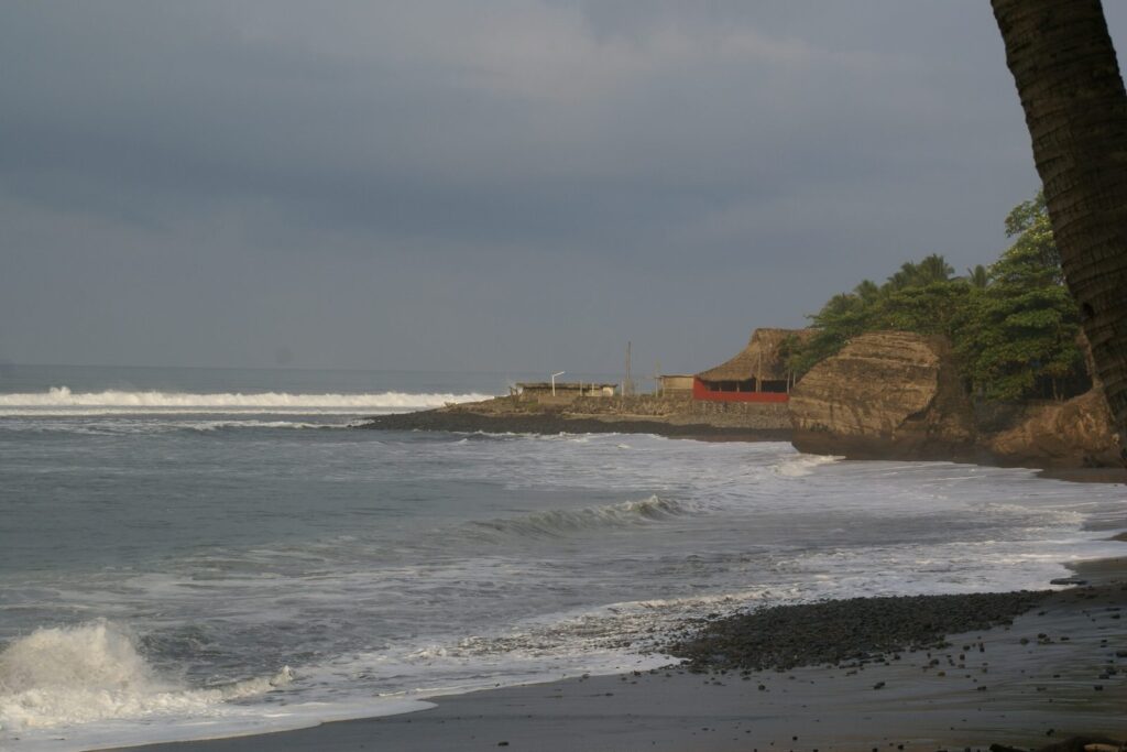 Oleaje entrando sobre una playa de la costa salvadoreña