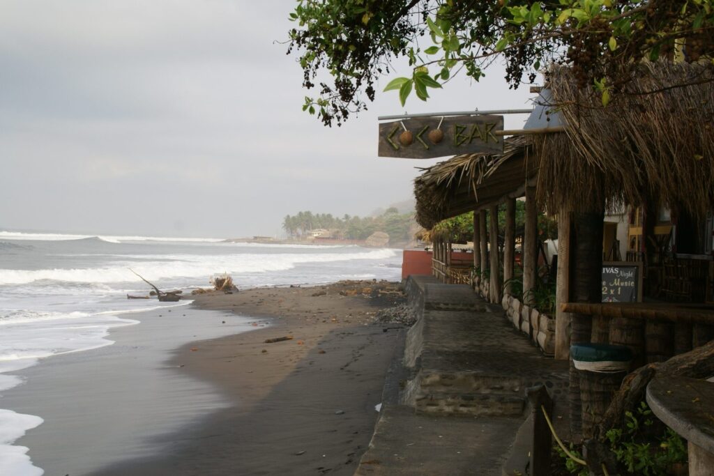 Ranchos de playa junto a la orilla en la costa de El Salvador